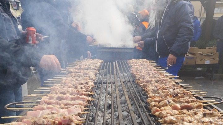 Eύβοια: Χαμός με τις ψησταριές για σουβλάκια σε σχολεία- ΕΔΕ για διευθυντές και οργισμένες ανακοινώσεις