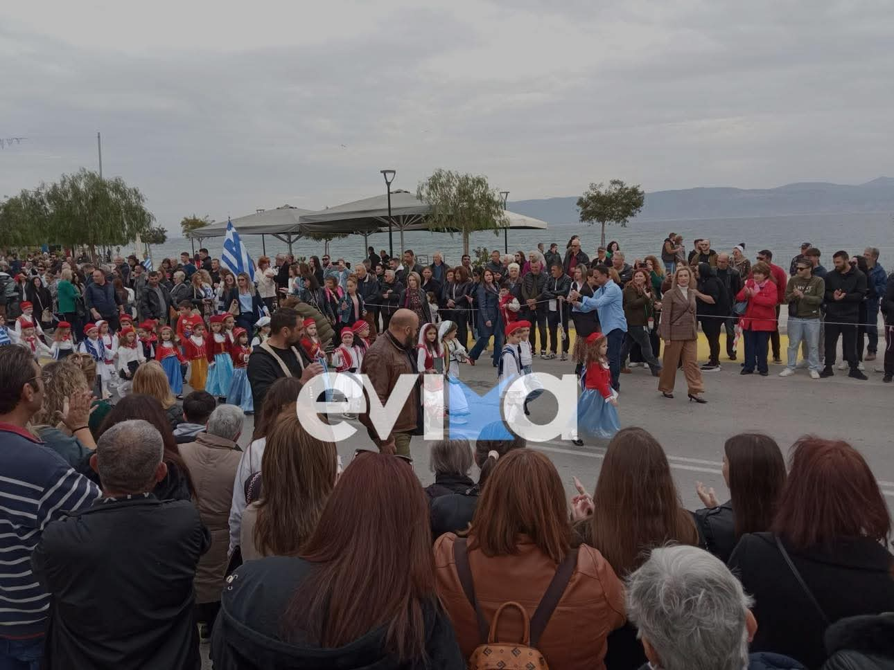 25η Μαρτίου: Με καμάρι παρέλασαν οι μικρές μπουμπουλίνες στην Εύβοια (εικόνες)