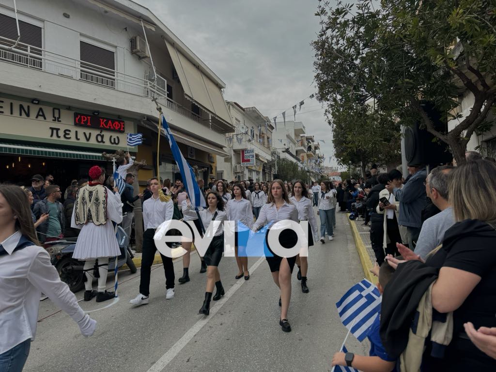 25η Μαρτίου: Εντυπωσιακή η μαθητική παρέλαση στο Αλιβέρι – Εικόνες