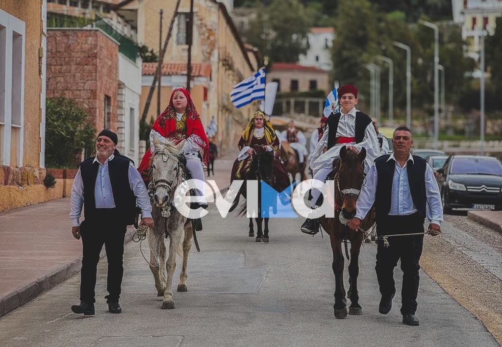 25η Μαρτίου: Ρίγη συγκίνησης με τους καβαλάρηδες της Εύβοιας – Εικόνες