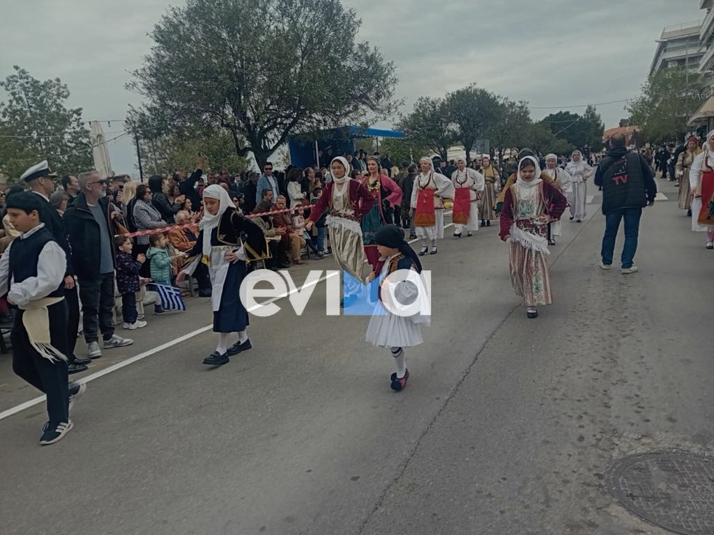 25η Μαρτίου στη Χαλκίδα: Τσολιαδάκια, παραδοσιακές στολές και εθνική υπερηφάνεια- Εικόνες