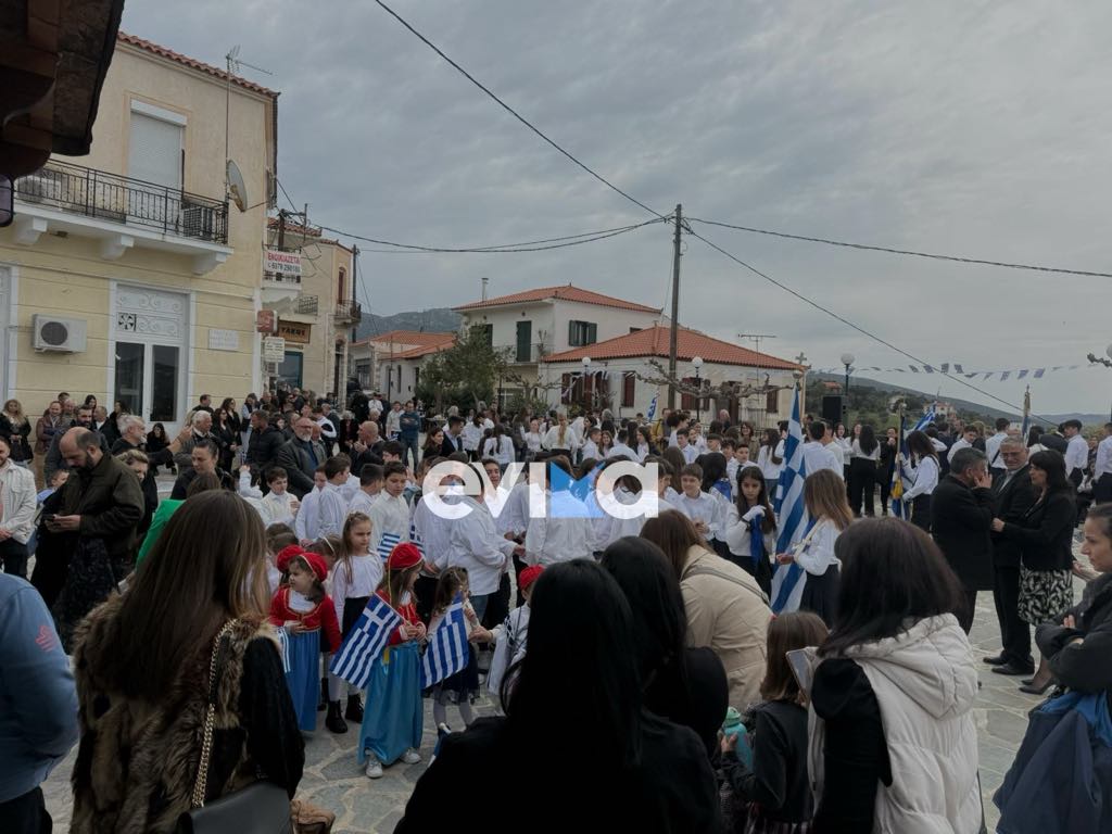 25η Μαρτίου: Εντυπωσίασαν τα μικρά ελληνόπουλα στην Εύβοια – Βίντεο