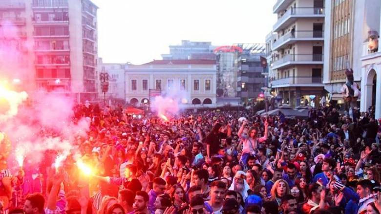 Καρναβαλιστές “έπαιξαν” άγριο ξύλο τα ξημερώματα στην Πάτρα (εικόνες)