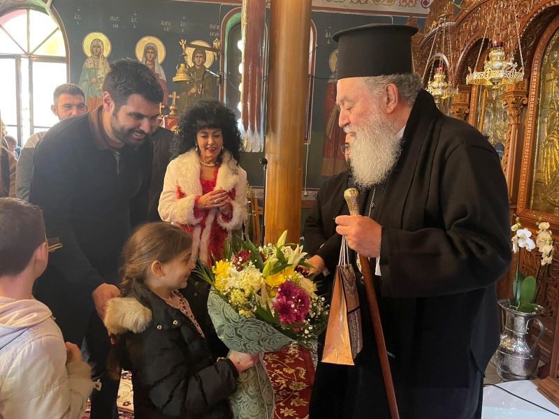 Εύβοια: Κοριτσάκι έδωσε ανθοδέσμη στο Μητροπολίτη Χαλκίδος και…τον συγκίνησε!