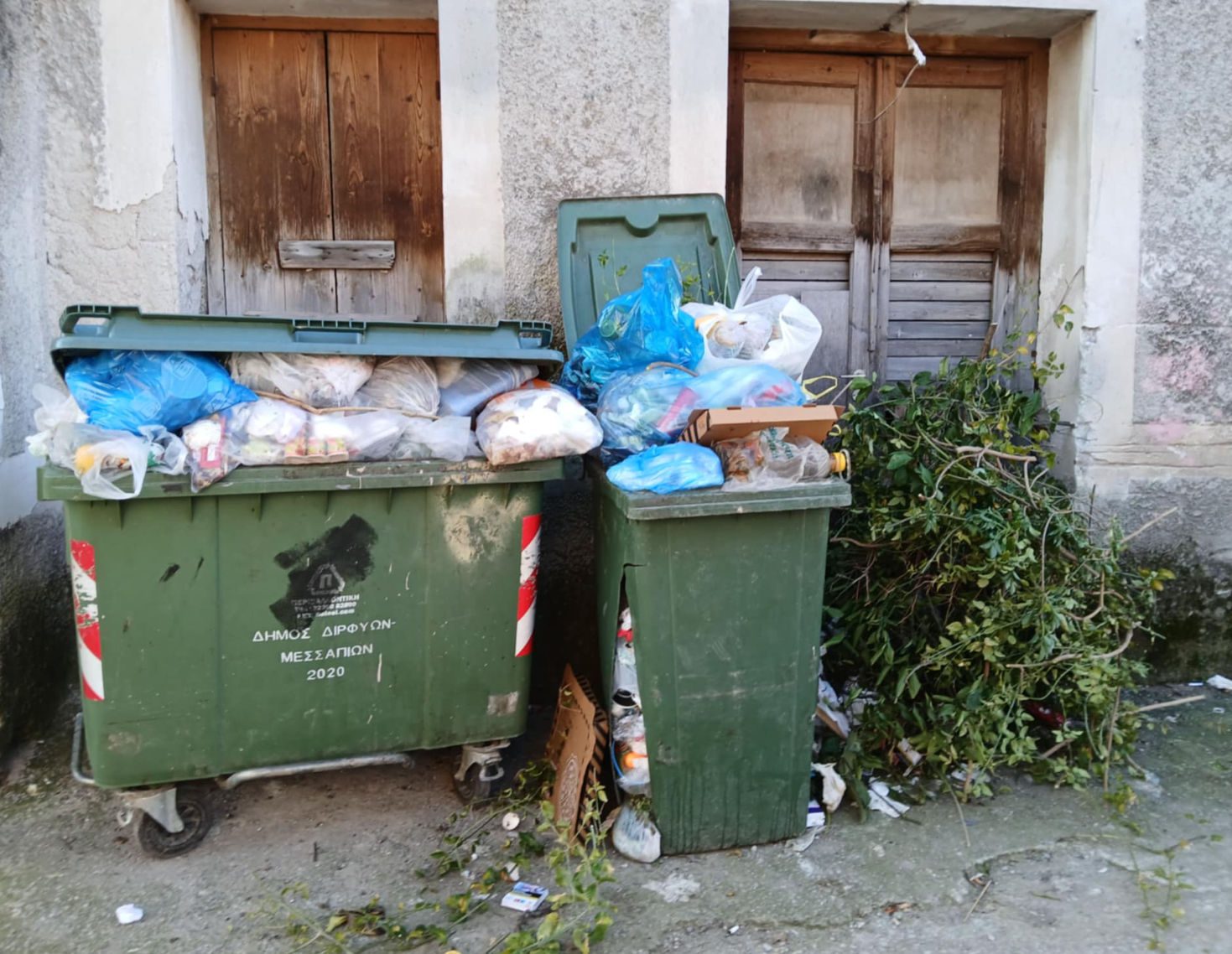 «Βουνό» τα σκουπίδια σε πόλη στην Εύβοια