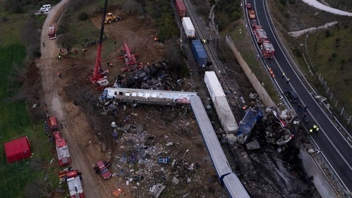 Μήνυση κατά Καραμανλή και Σπίρτζη από oικογένεια θύματος της τραγωδίας των Τεμπών