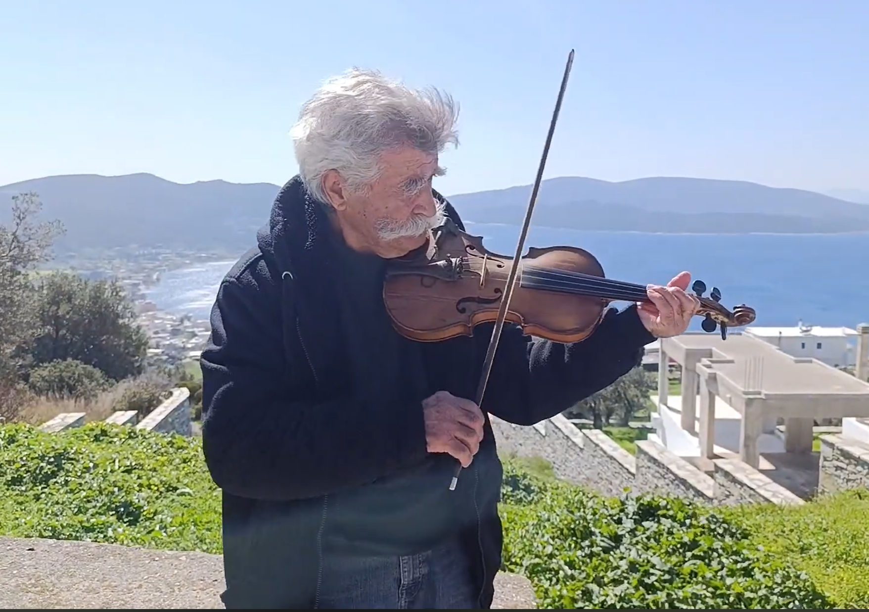 Συγκινεί 87χρονος θρυλικός βιολιστής από την Εύβοια